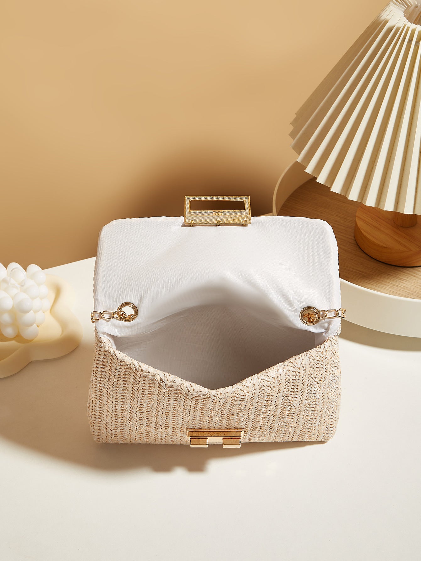 Damen Strohtasche mit Schloss und geschlossener, einfacher quadratischer Tasche