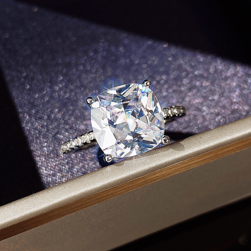 Vier-Krallen-Ring mit weißem quadratischem Diamanten, großer Zirkon