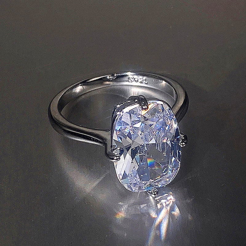 Vier-Krallen-Ring mit weißem quadratischem Diamanten, großer Zirkon