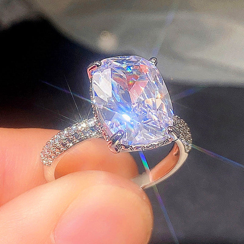 Vier-Krallen-Ring mit weißem quadratischem Diamanten, großer Zirkon