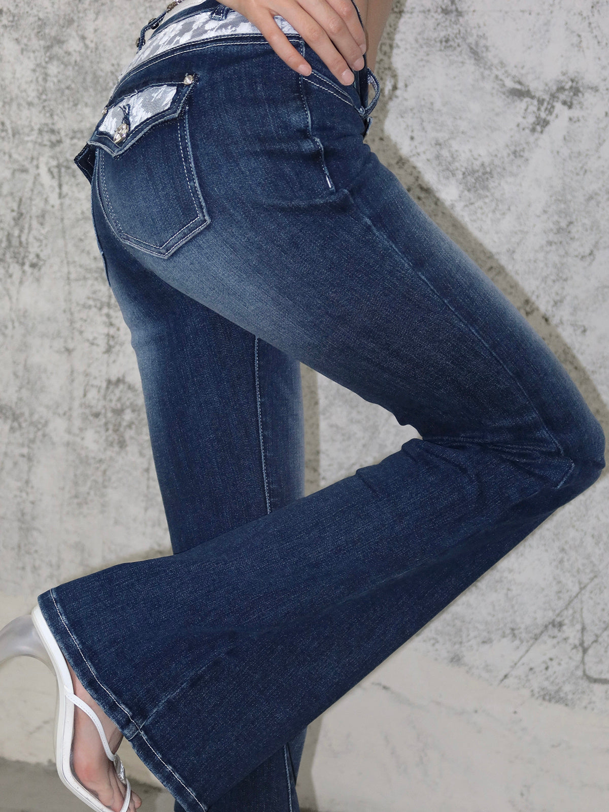 Bestseller EatMePlz Skinny Jeans mit Strass und niedriger Taille, dunkle Schlaghose