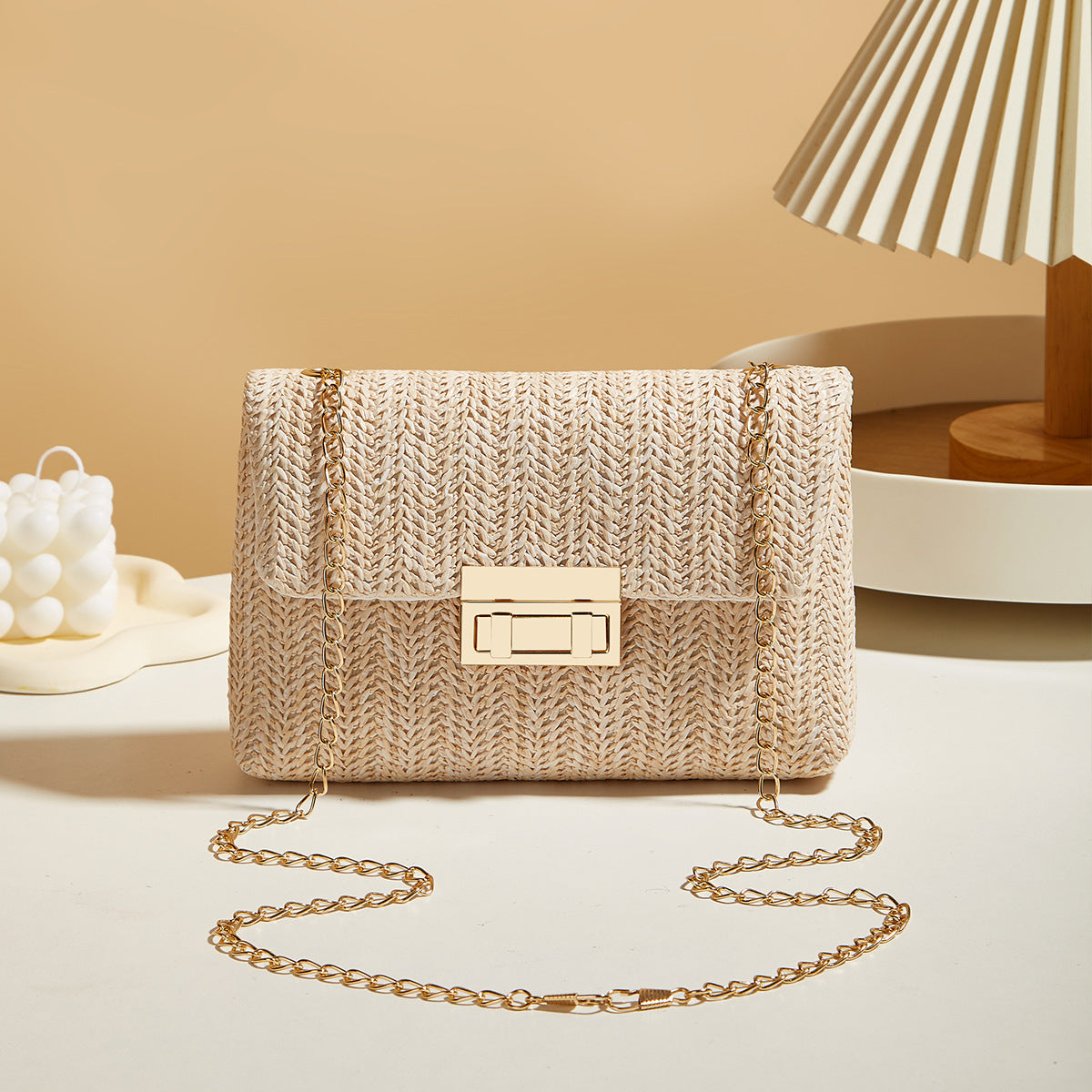 Damen Strohtasche mit Schloss und geschlossener, einfacher quadratischer Tasche