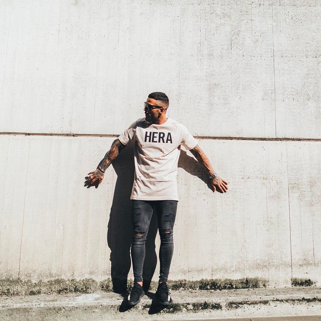 Sommerliche, verwaschene, superenge, zerrissene Jeans im Distressed-Hip-Hop-Stil