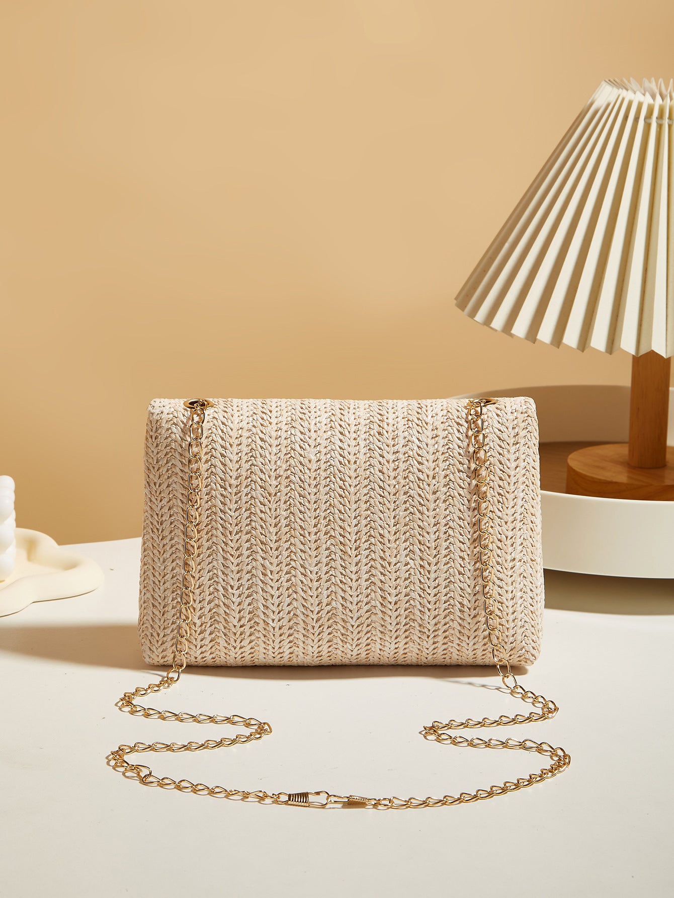 Damen Strohtasche mit Schloss und geschlossener, einfacher quadratischer Tasche