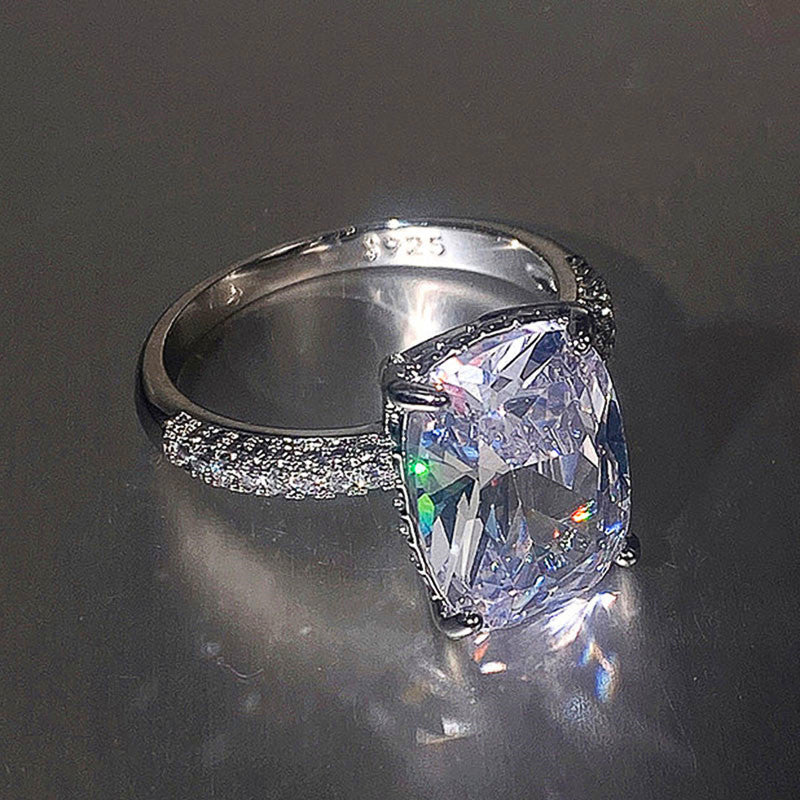 Vier-Krallen-Ring mit weißem quadratischem Diamanten, großer Zirkon