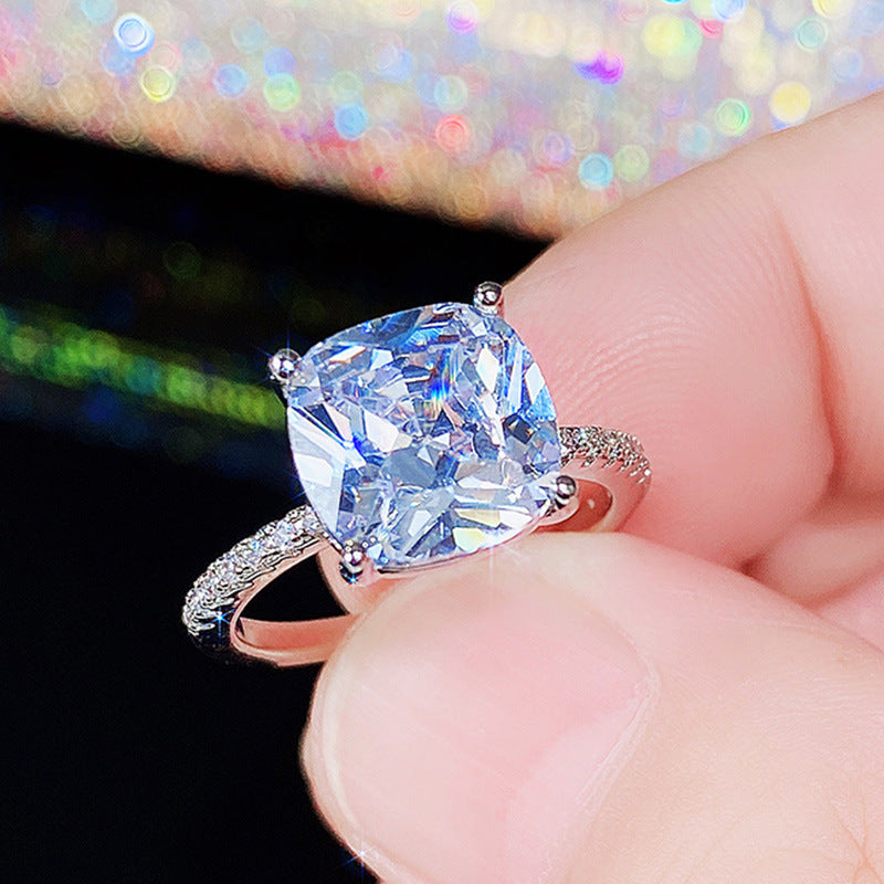 Vier-Krallen-Ring mit weißem quadratischem Diamanten, großer Zirkon