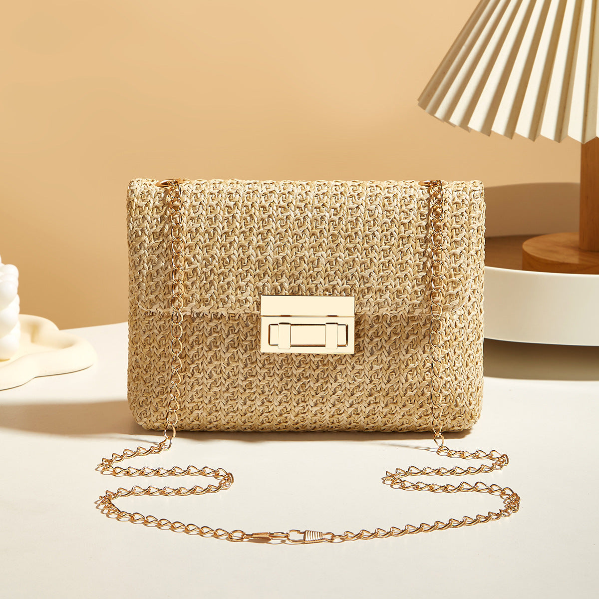 Damen Strohtasche mit Schloss und geschlossener, einfacher quadratischer Tasche