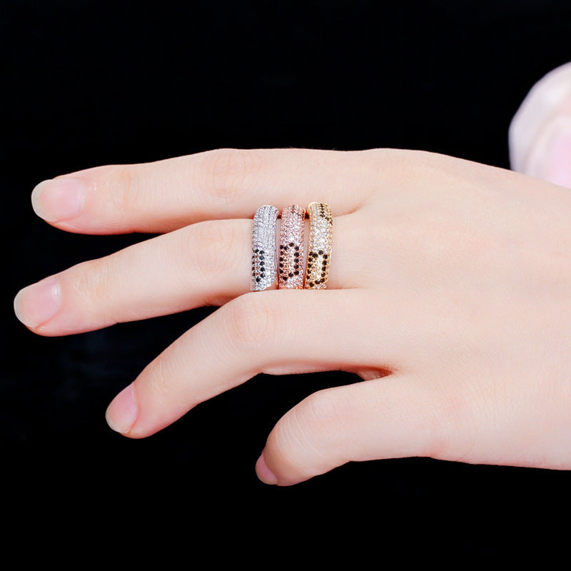 EINFACHER und exquisiter Ring mit Zirkonia und Strasssteinen