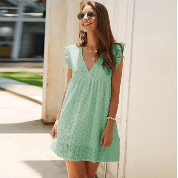 Sommerkleid aus Baumwolle mit V-Ausschnitt und kurzem Rock in Volltonfarbe