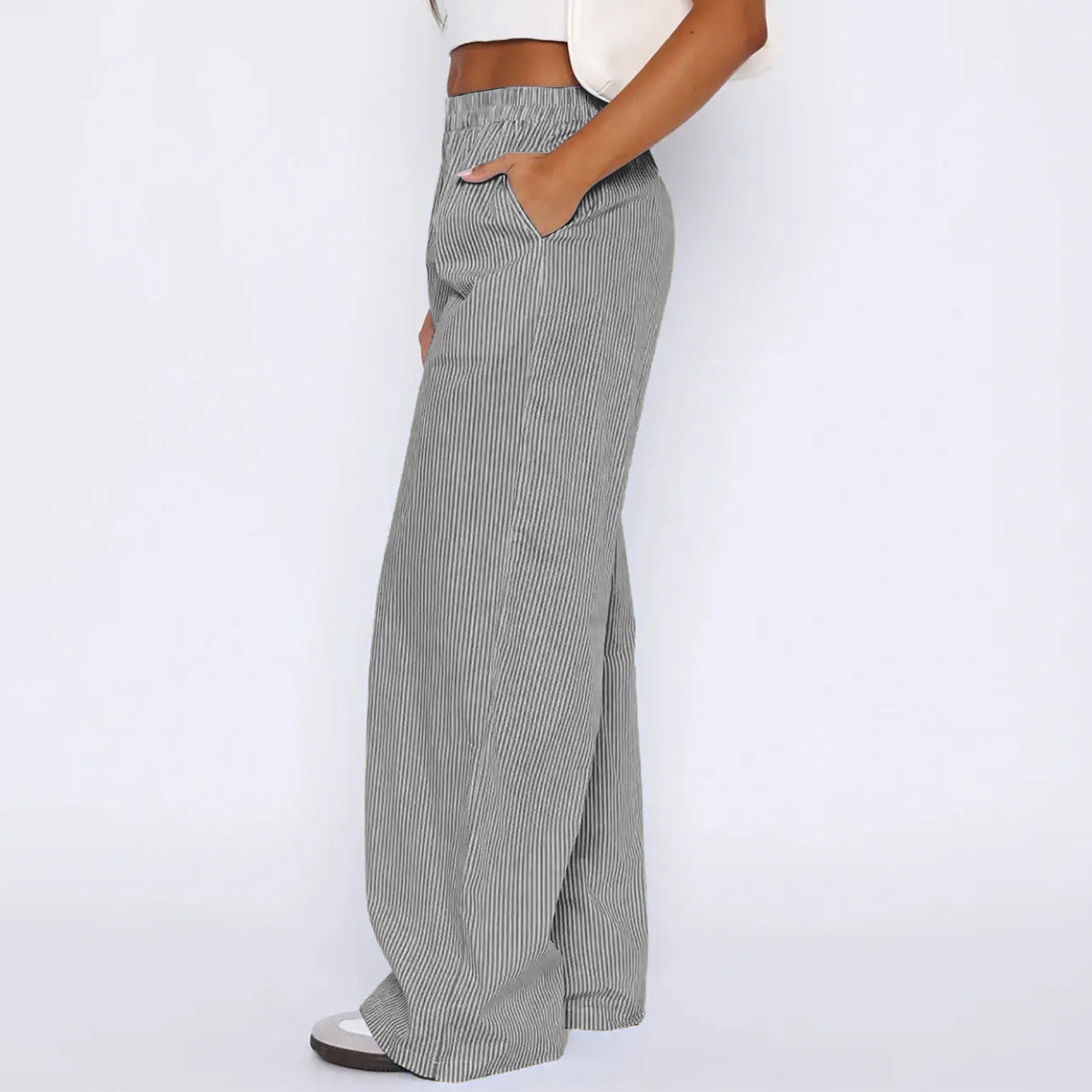 Striped trousers with pockets in a loose, high-waisted design.