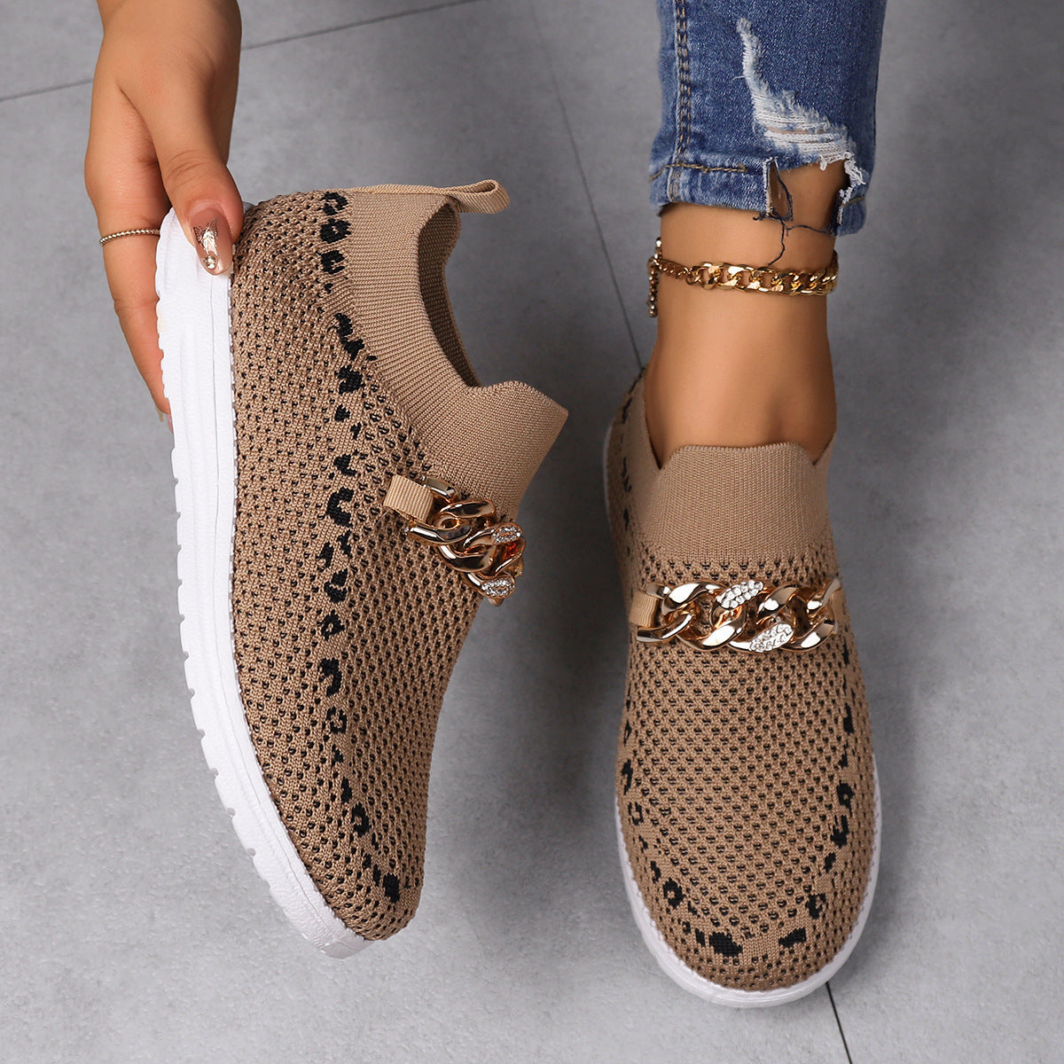 Women's breathable khaki shoes, lightweight and casual design with round toe and flyknit upper.