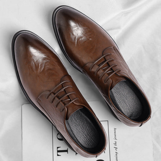 Men's retro formal business shoes in brown leather with low top design.