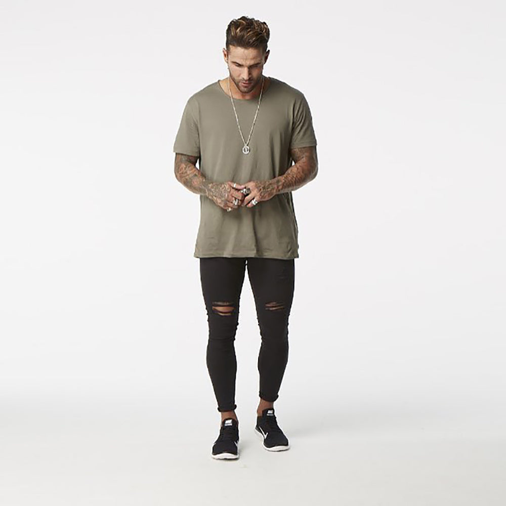 Sommerliche, verwaschene, superenge, zerrissene Jeans im Distressed-Hip-Hop-Stil